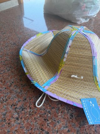 Cappello di paglia con decorazioni floreali