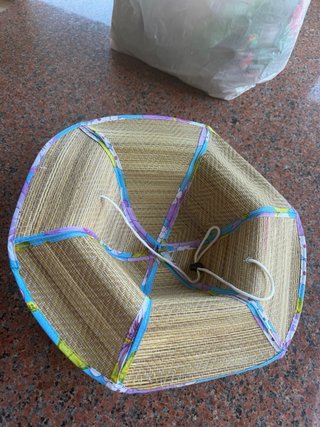Cappello di paglia con decorazioni floreali