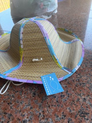 Cappello di paglia con decorazioni floreali