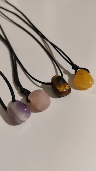 4 colgantes con piedras pulidas