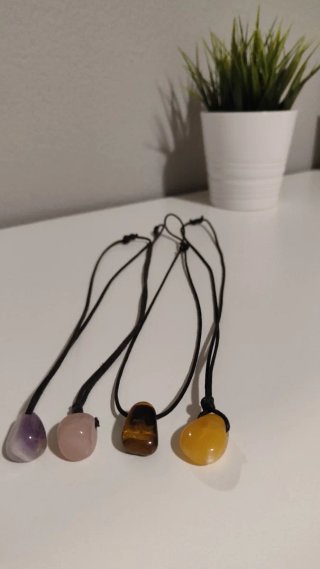 4 colgantes con piedras pulidas