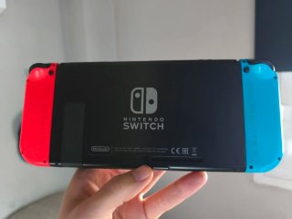 Nintendo Switch V2 + Cargador + Grip