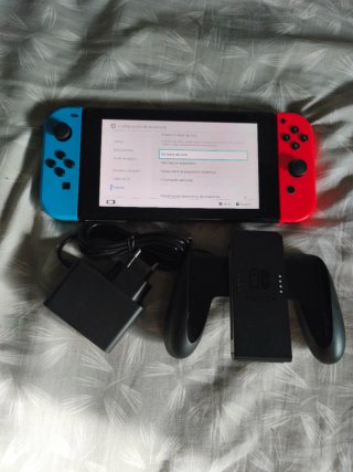 Nintendo Switch V2 + Cargador + Grip