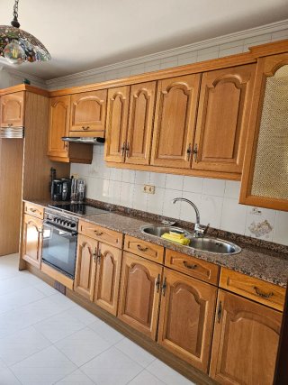 Mesa de cocina y sillas de madera