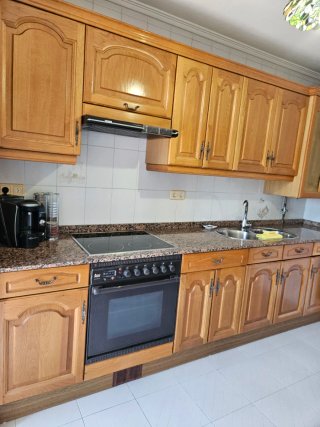 Mesa de cocina y sillas de madera