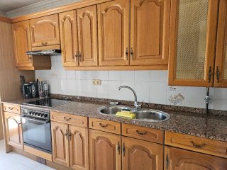 Mesa de cocina y sillas de madera