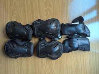 Patines en línea + Protecciones Decathlon Talla 44