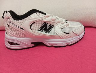 Zapatillas New Balance Negras y Blancas