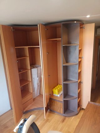 Armario esquinero. Madera. Gran capacidad.