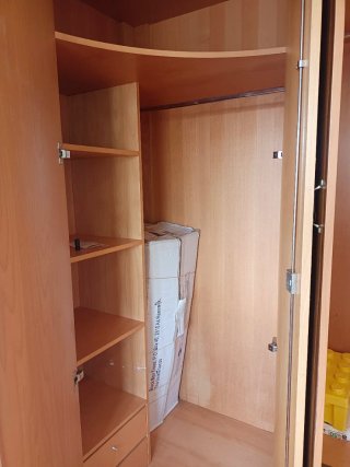 Armario esquinero. Madera. Gran capacidad.