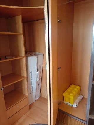 Armario esquinero. Madera. Gran capacidad.