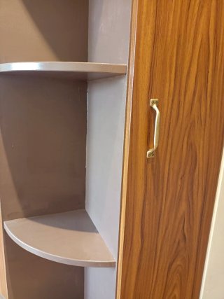 Armario esquinero. Madera. Gran capacidad.