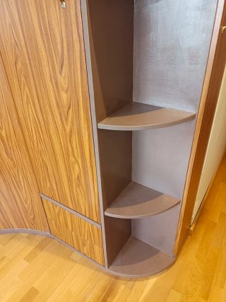 Armario esquinero. Madera. Gran capacidad.
