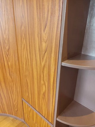 Armario esquinero. Madera. Gran capacidad.