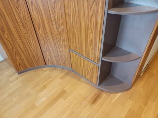 Armario esquinero. Madera. Gran capacidad.
