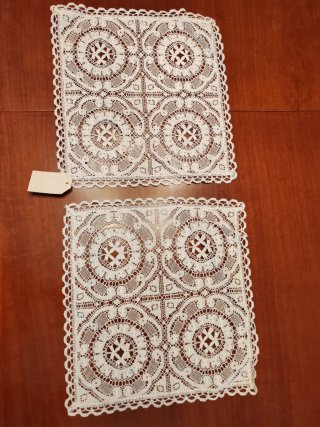 Tapete antiguo de encaje blanco
