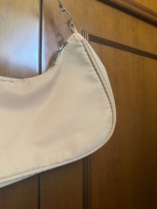 Borsa a spalla beige con catena