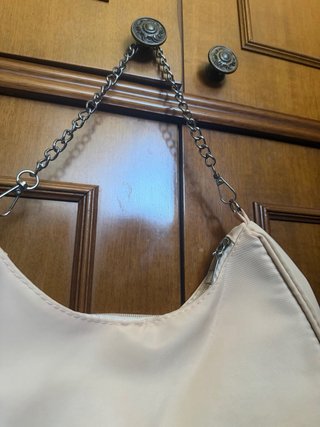 Borsa a spalla beige con catena