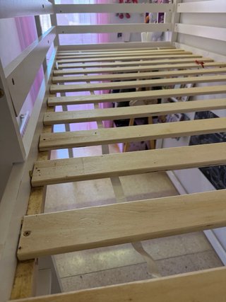 Cama alta tipo cabaña blanca