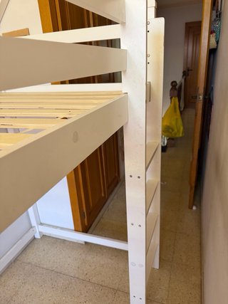 Cama alta tipo cabaña blanca