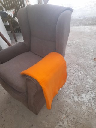 Sillón de tela marrón