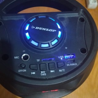 Altavoz con luces LED verdes