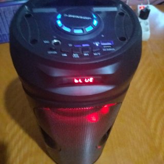 Altavoz con luces LED verdes