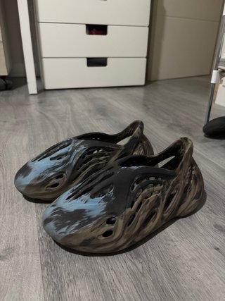 Yeezy Foam Runner MX Cinder.