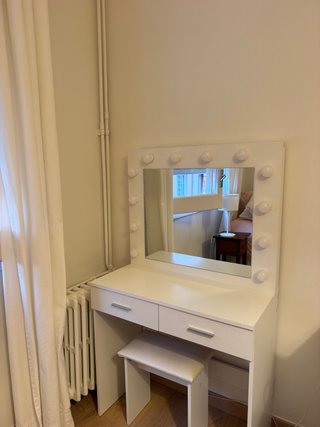 Tocador de maquillaje con luces