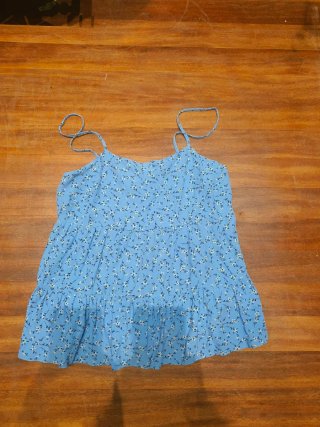 Camiseta floral azul con tirantes