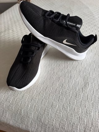 Zapatillas Nike Sportswear Negras y Blancas