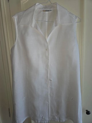 Blusa blanca sin mangas bordada