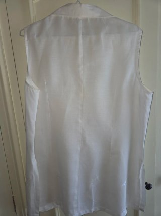 Blusa blanca sin mangas bordada