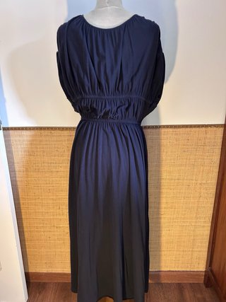 Vestido largo azul con cintura ajustable