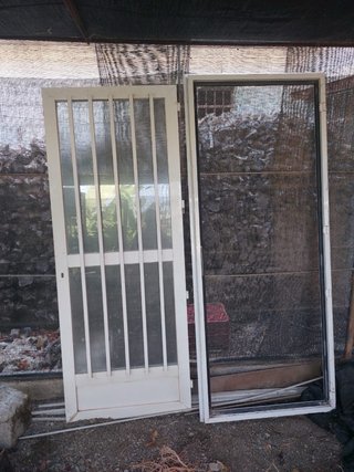 Puerta blanca con barrotes