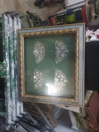 Cuadro decorativo con abanicos plateados