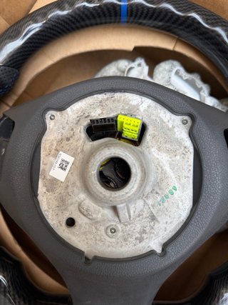 Volante BMW achatado de Carbono y Piel Perforada