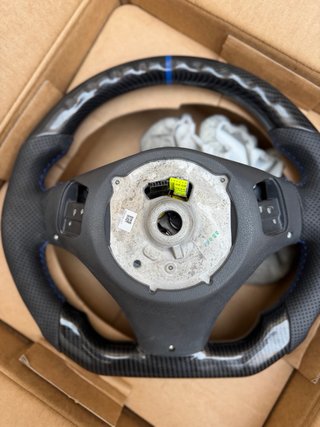 Volante BMW achatado de Carbono y Piel Perforada