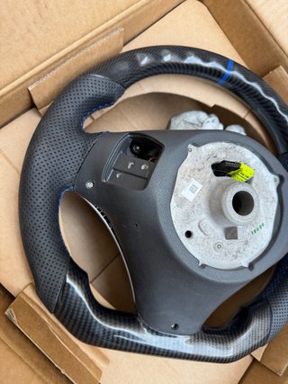Volante BMW achatado de Carbono y Piel Perforada