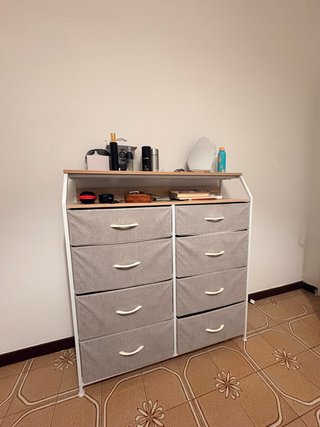 Cómoda de tela con estructura de metal y madera
