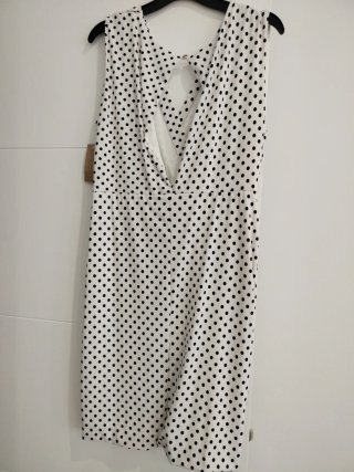 Vestido de lunares blanco y negro, escote V
