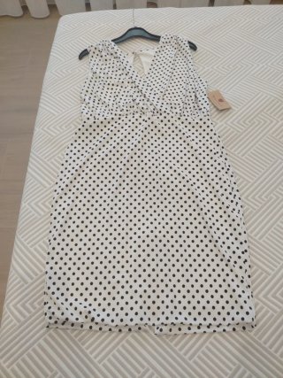 Vestido de lunares blanco y negro, escote V
