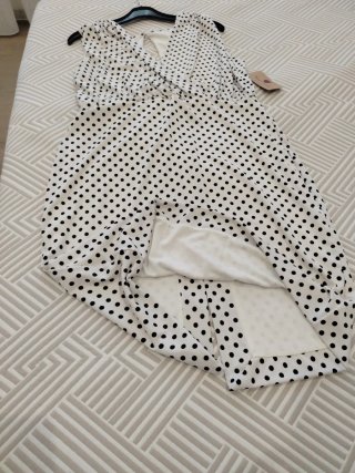 Vestido de lunares blanco y negro, escote V