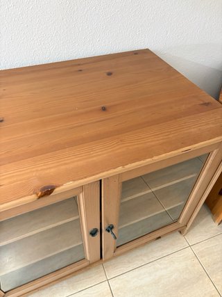 Mueble de madera con puertas de cristal