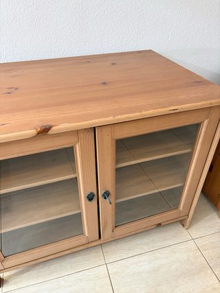 Mueble de madera con puertas de cristal