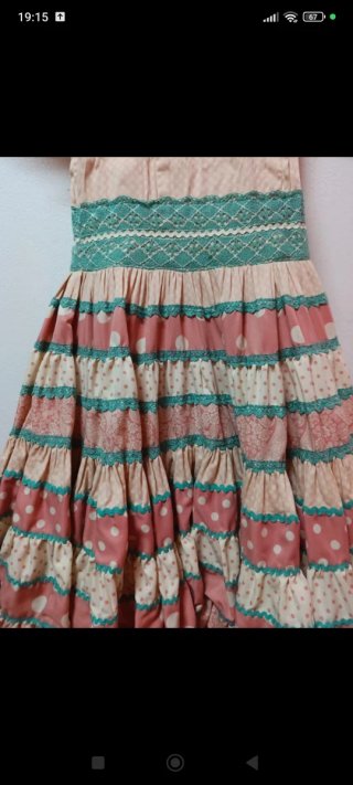 Traje de flamenca rosa y turquesa.