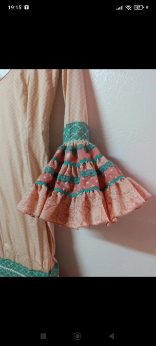 Traje de flamenca rosa y turquesa.