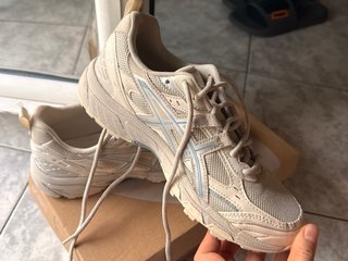 Zapatillas ASICS Beige y Plateadas