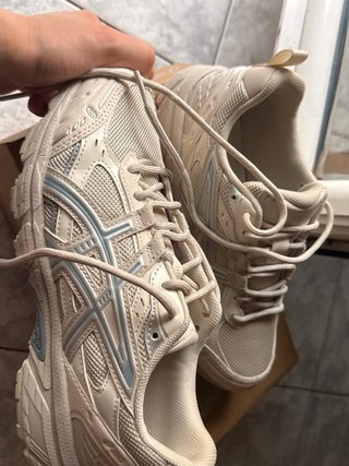 Zapatillas ASICS Beige y Plateadas