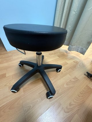 Taburete de piel negro